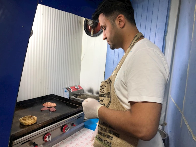 Antrikot ve döşden burger yaptı, ailelerin vazgeçilmez durağı oldu  - Videolu Haber