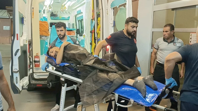 Sokak ortasında bıçaklanan genç ağır yaralandı   - Videolu Haber