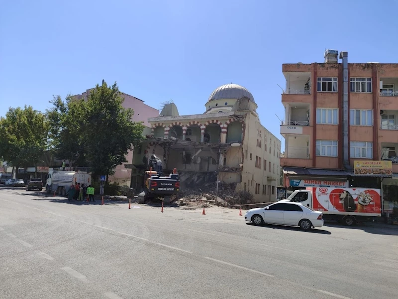 Depremde zarar gören Dursun Çavuş Caminin yıkımına başlandı  - Videolu Haber