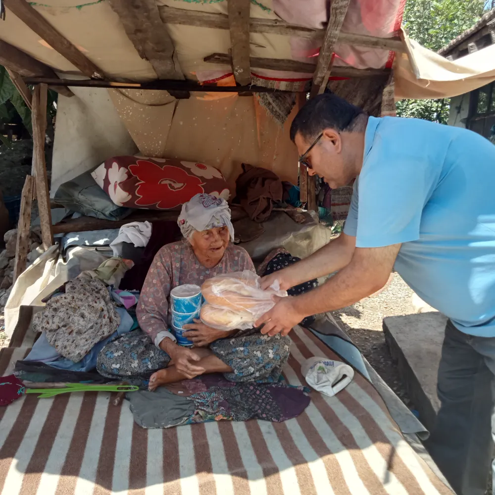 Alanya Aşevi ihtiyaç sahiplerinin yanında 