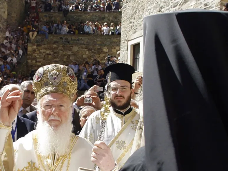 Patrikhane Anayasa’ya meydan okuyor