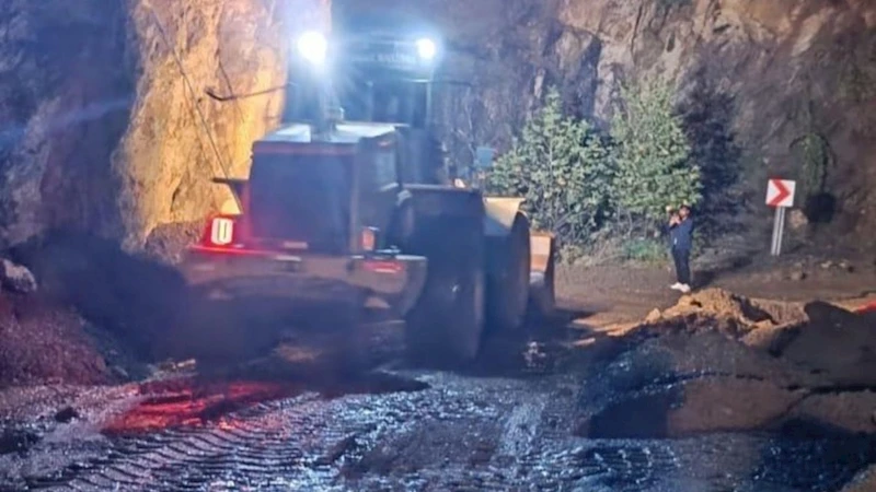 Büyükşehir, 12 şubat kırsalında heyelandan kapanan yolları trafiğe açıyor 