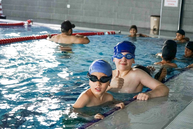Çocuklar arası yüzme yarışması Karaköprü