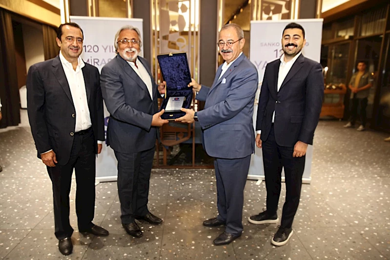 SANKO Holding’ten Çiçek’e teşekkür plaketi 