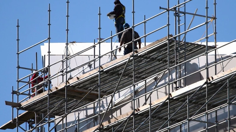 İnşaatta iskele çöktü: 3 işçi yaralandı 