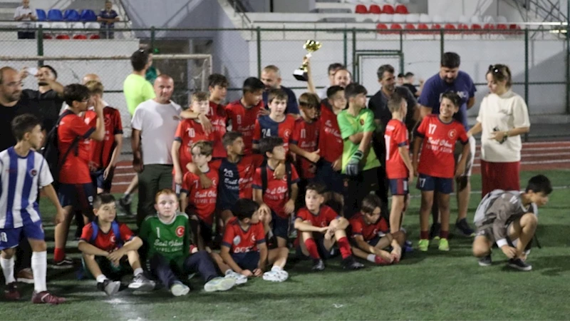 Alaağaç A, Naci Fazlıoğlu U13 Futbol Turnuvası’nda şampiyon oldu 