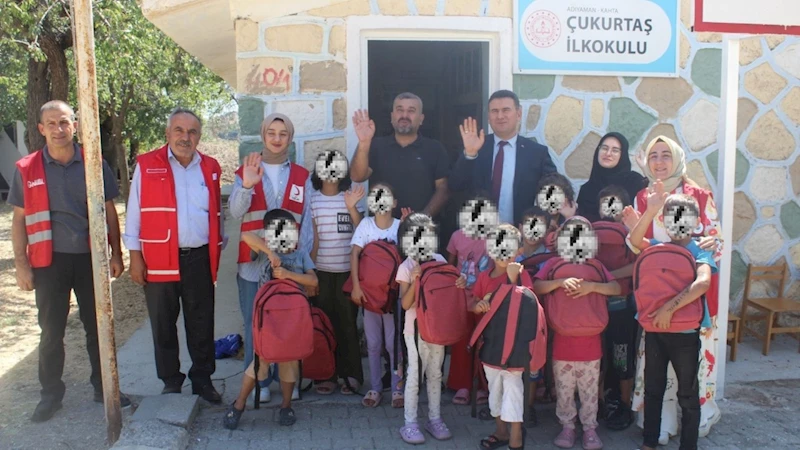 Köy okullarına giyim ve kırtasiye desteği: 300 öğrenciye yardım ulaştırıldı 