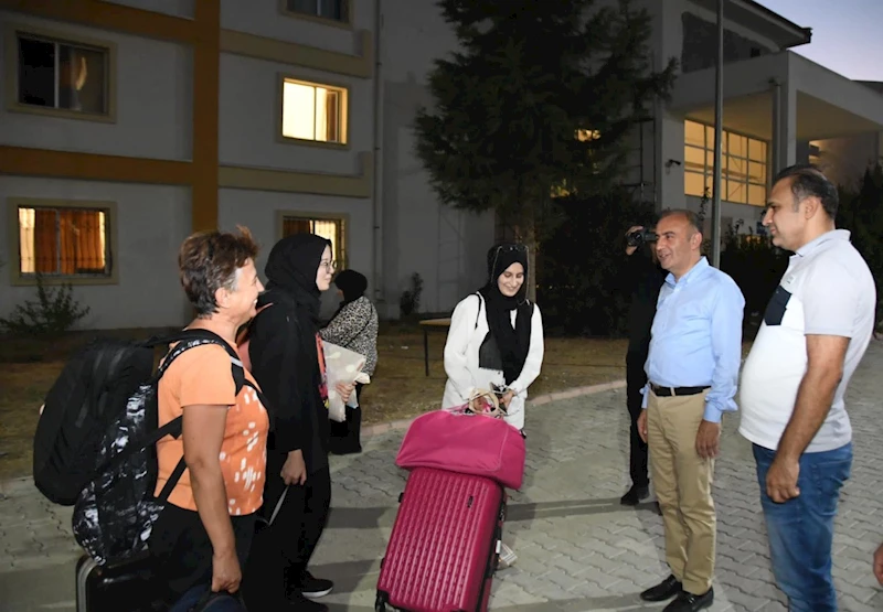 Rektör Keleş öğrenci ve ailelerini karşıladı 