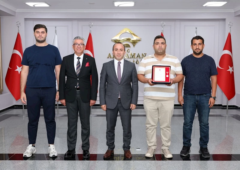 TSK Güçlendirme Vakfı’ndan hayırsever Metin Karakuş’a altın madalya ve beraat 