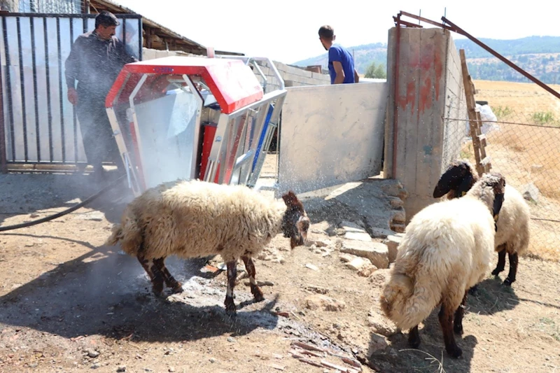 Çiftçilere seyyar ilaçlama ve yıkama banyosu hibe edildi 