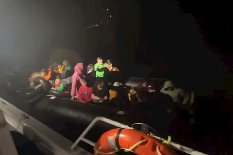 İzmir açıklarında 37 göçmen kurtarıldı