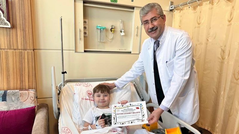 Minik kahramanlara üstün cesaret belgesi 