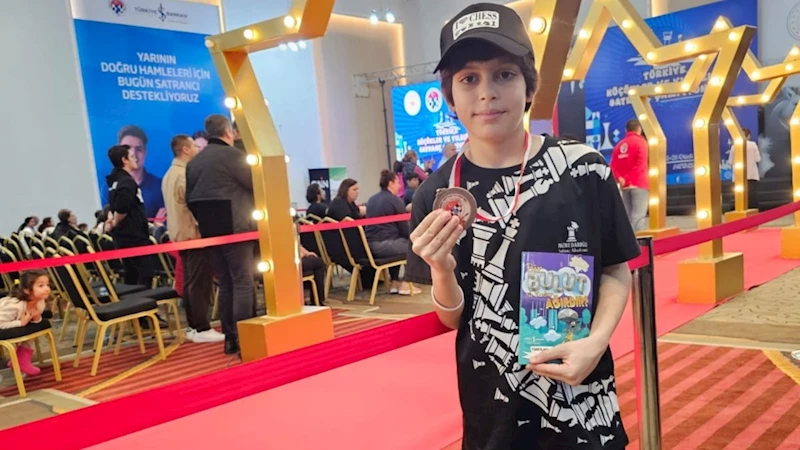 Adıyamanlı depremzede satranç sporcusu 2 bin 700 yarışmacı arasında milli takıma seçildi  - Videolu Haber