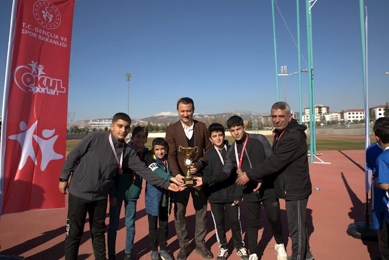 Şampiyon krosçular madalyalarını aldı 