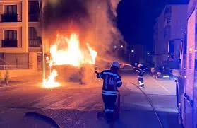  Erzurum’da Araç Alev Topuna Döndü, Yangın Korkuttu