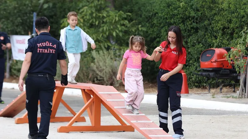 İtfaiye Haftasında Küçük Kahramanlar Sahada