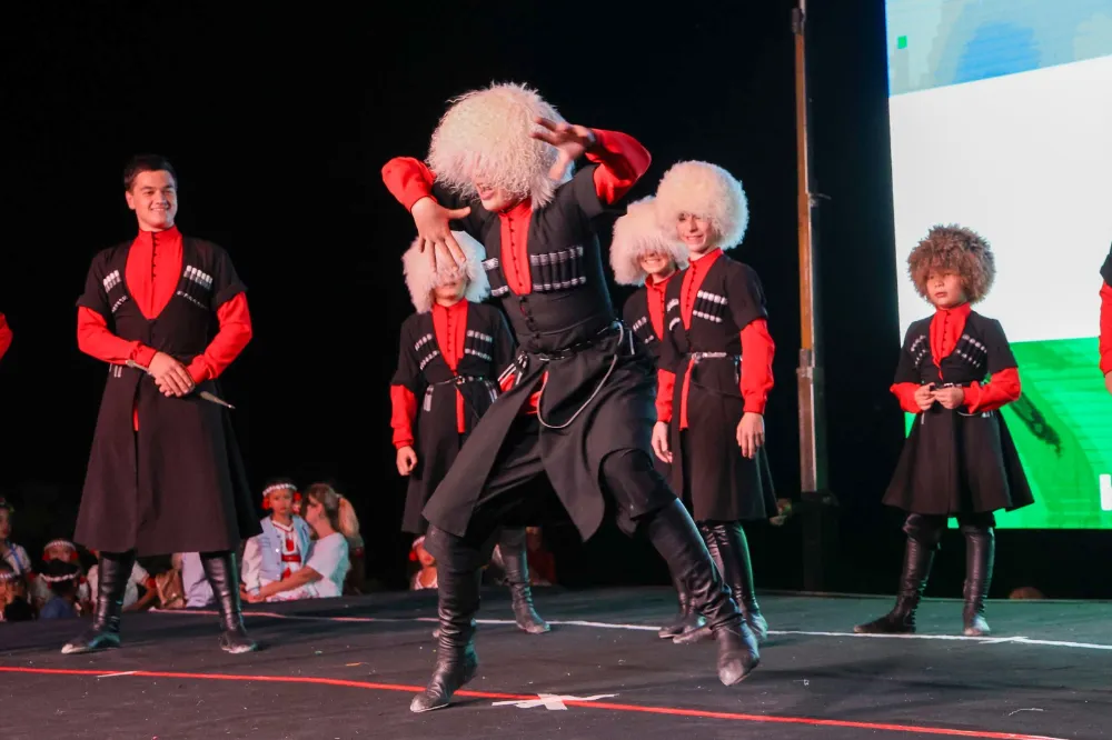 9. ULUSLARARASI HALK DANSLARI FESTİVALİ MUHTEŞEM BİR FİNALLE SONA ERDİ