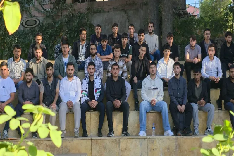 HÜDA PAR Özel Konuklu Gençlik Arenası Programı düzenledi