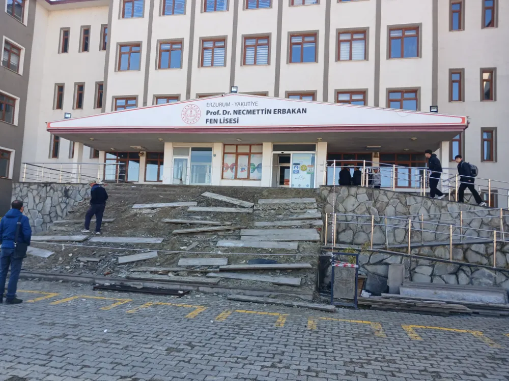 Okulda Tehlike Çanları: Fen Lisesinde Merdivenler Çöktü, Öğrenciler Rampaya Mahkûm