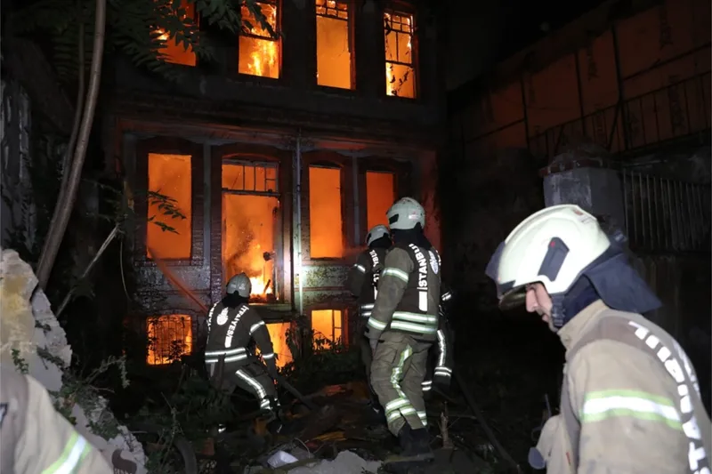 İstanbul’da metruk binada çıkan yangın söndürüldü