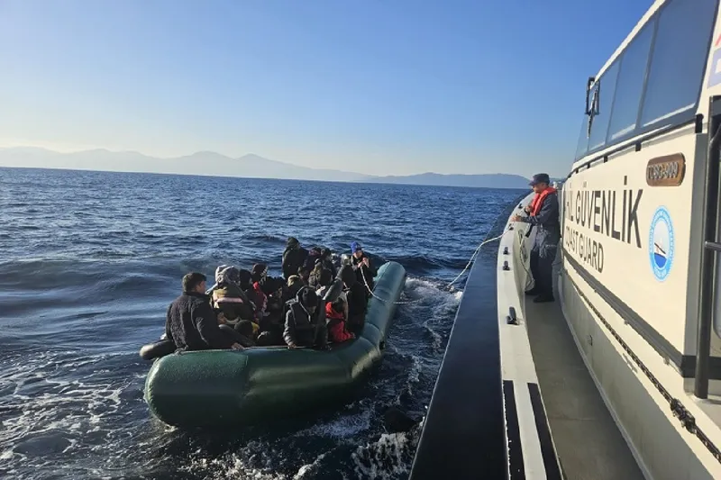 İzmir açıklarında 21 düzensiz göçmen yakalandı