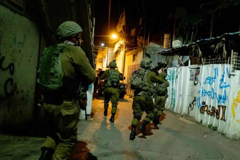 İşgal güçleri Batı Şeria’da birçok bölgeye baskın düzenledi