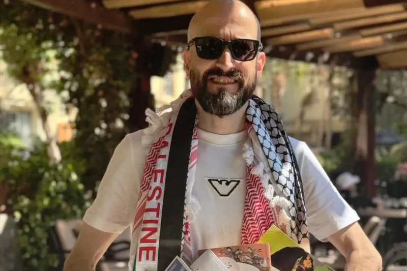 21 yıl sonra özgürlüğe kavuşan Filistinli yazar, ilk kez romanlarını kucakladı