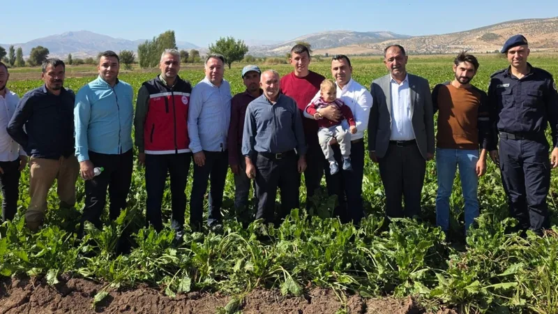 Kaymakam Algın, Gölbaşı’nda şeker pancarı hasadını yapan çiftçileri ziyaret etti 