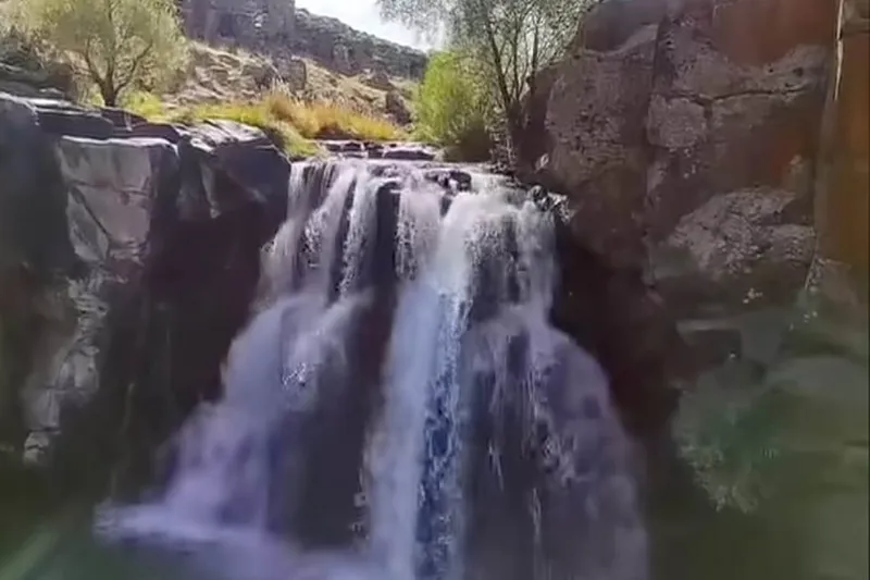 Çatak Şelalesi kuraklığa rağmen coşkusunu koruyor