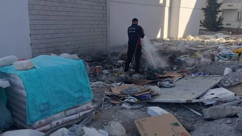 Besni’de çıkan atık yangını paniğe neden oldu  