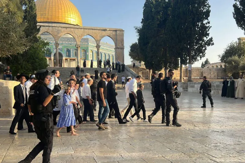 Siyonist işgalciler Yahudi bayramını bahane ederek Mescid-i Aksa’ya girdi