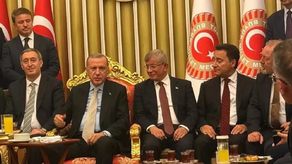 Tarihi buluşma: Davutoğlu ve Babacan, Erdoğan ile yan yana