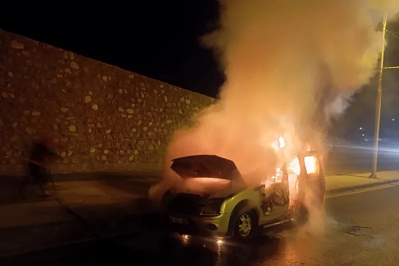 Alev alan hafif ticari araç kullanılamaz hale geldi 