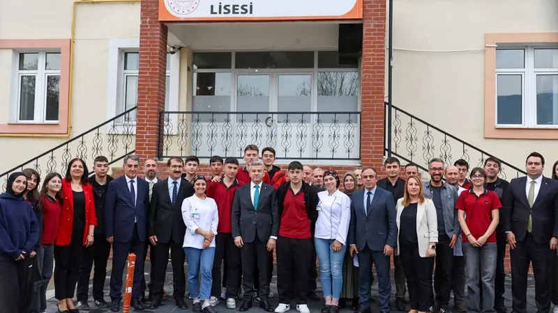 Artvin Valisi Ergün lise öğrencileriyle bir araya geldi