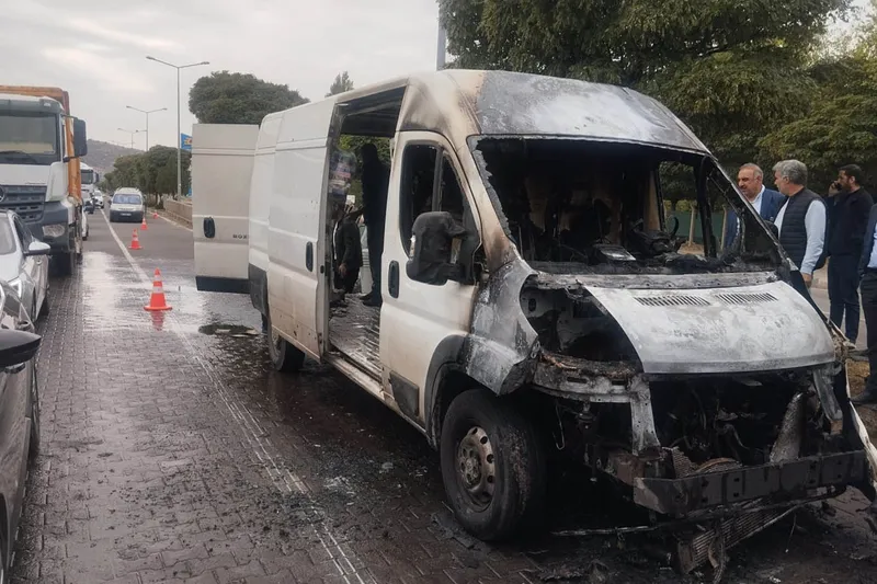 Bingöl’de seyir halindeki araç alev aldı