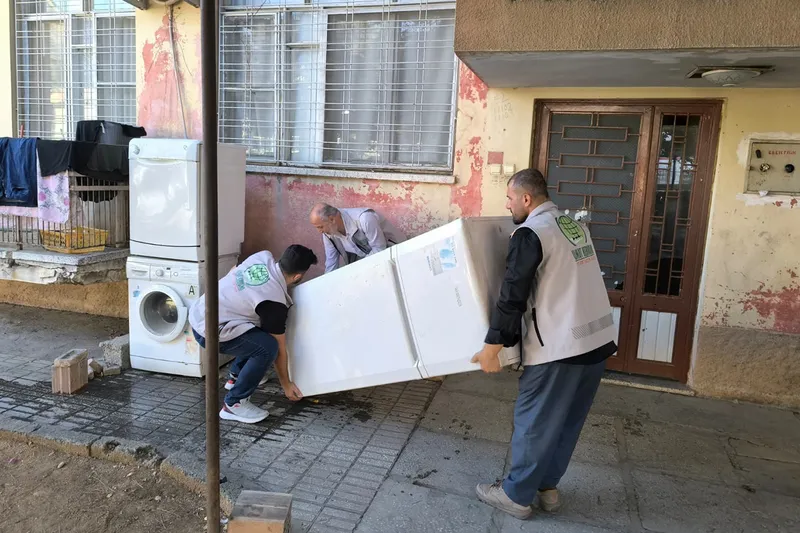 Tarsus Umut Kervanı’ndan mağdur aileye beyaz eşya desteği