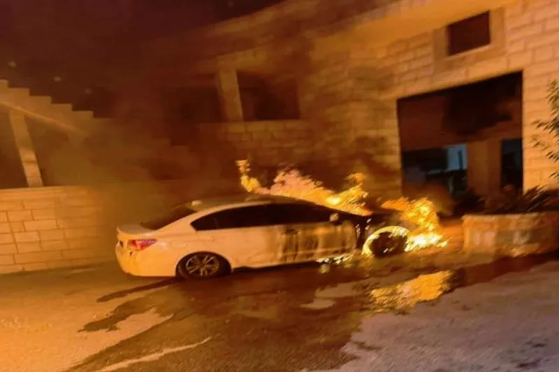 İşgalciler siyonistler Batı Şeria’da Filistinlilerin araçlarını yakıyor