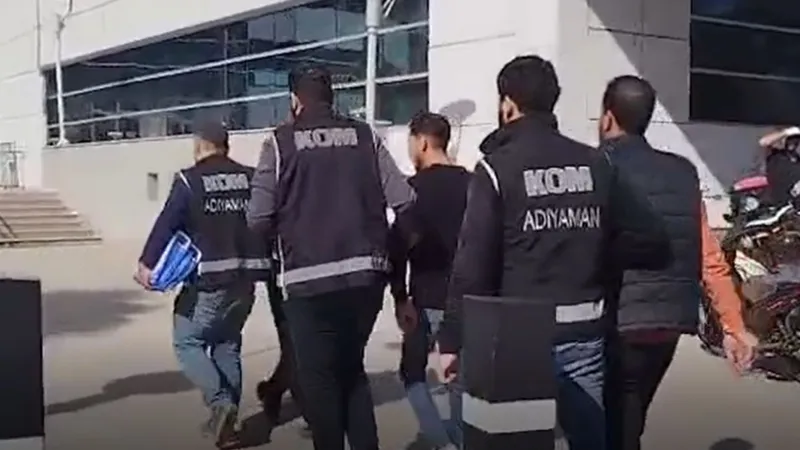 Adıyaman’da kaçak elektronik eşya operasyonu: 2 şüpheli adliyeye sevk edildi  - Videolu Haber