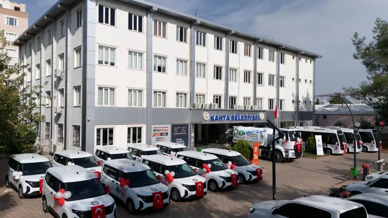 Kâhta Belediyesi araç filosuna 14 yeni araç daha katıldı 