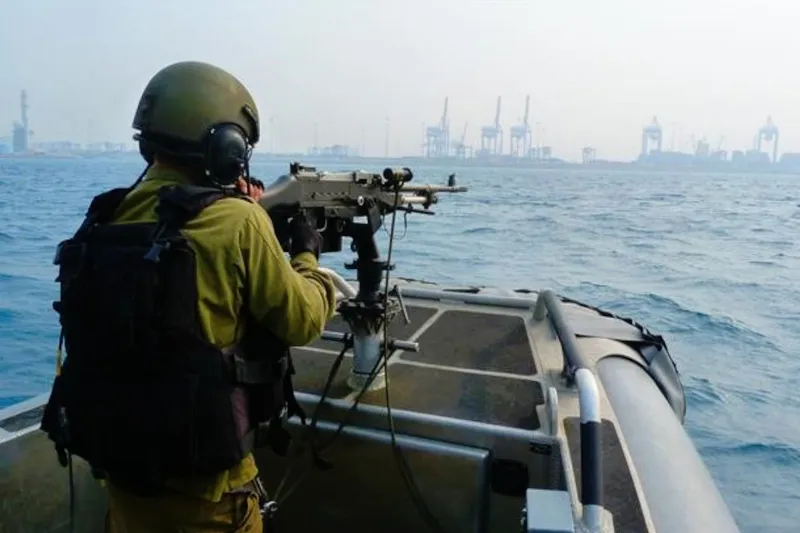 İşgalciler iki balıkçı teknesini havaya uçurdu ve 3 balıkçıyı alıkoydu