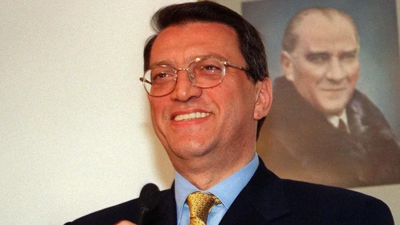 Eski Başbakan Mesut Yılmaz kabri başında anılacak