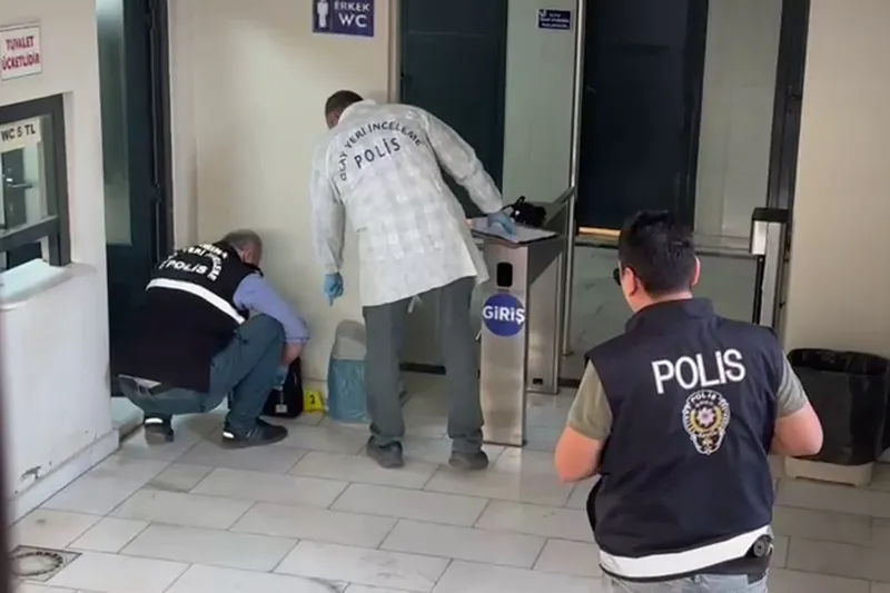 Cami tuvaleti önündeki çanta ve benzin paniğe neden oldu 