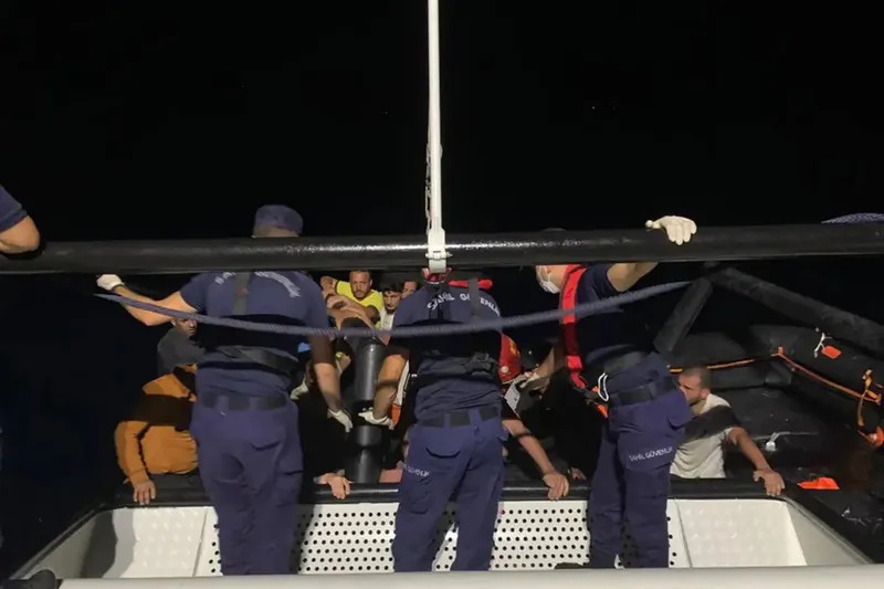 İzmir açıklarında 48 düzensiz göçmen yakalandı