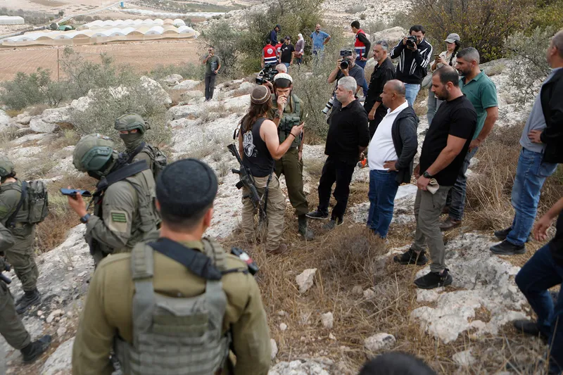 Yahudi çeteler Filistinlilere saldırmaya ve mülklerini ateşe vermeye devam ediyor