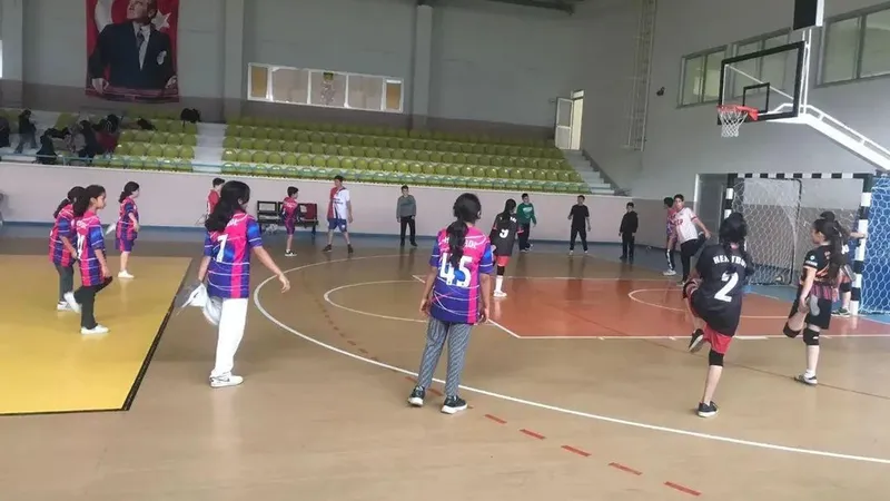 Kağızman’da GSB Spor okulları hentbol antrenmanları sürüyor