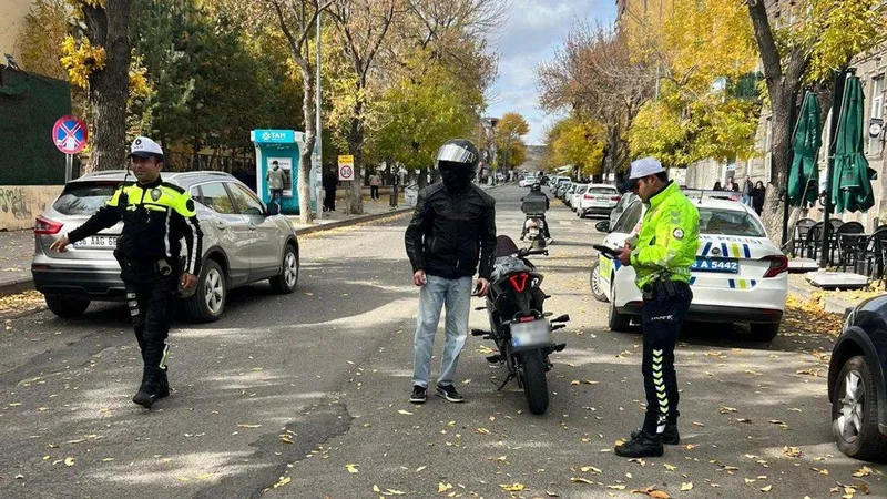 Kars’ta motosikletli kuryelere yönelik trafik denetimi Gerçekleştirildi
