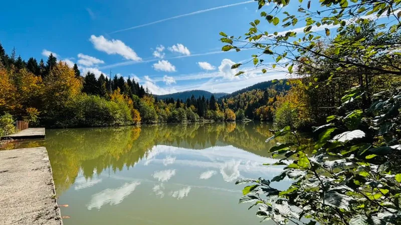 Sonbahar manzarasıyla Taşlıyatak Göleti büyülüyor!