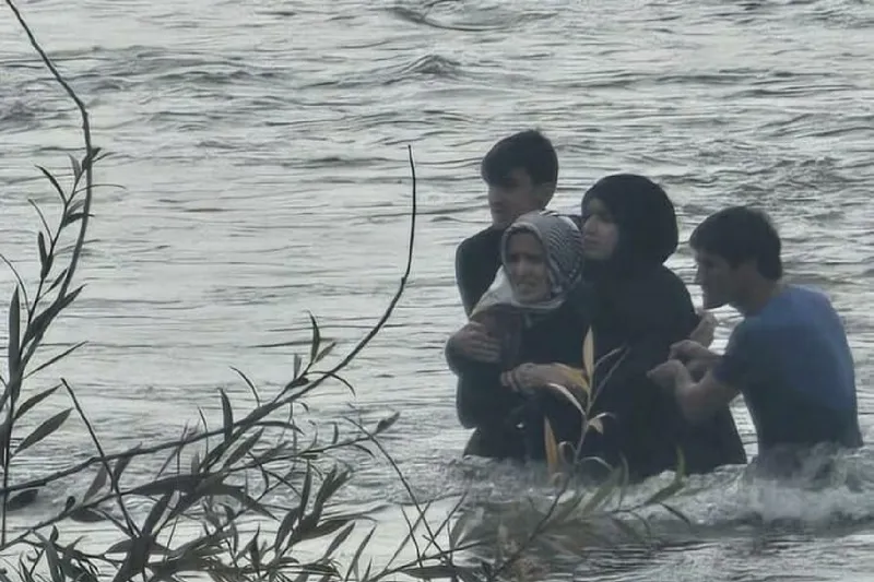 Elazığ’da Murat Nehri’nde mahsur kalan aileyi vatandaş kurtardı