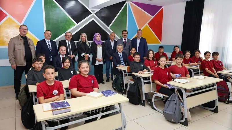 Öğrenciler tulumla karşıladıkları Vali Ergün’den halı saha istediler