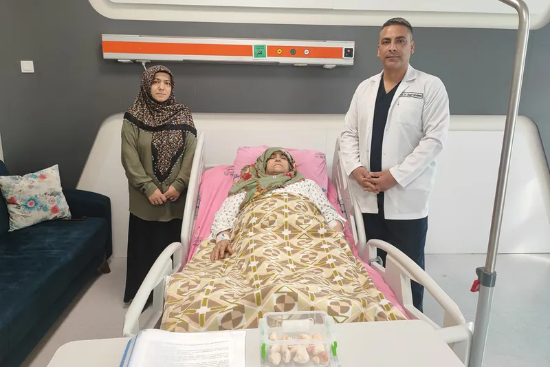 Dizinde 24 adet taşlaşmış tümörle 15 yıldır yaşayan hasta sağlığına kavuştu